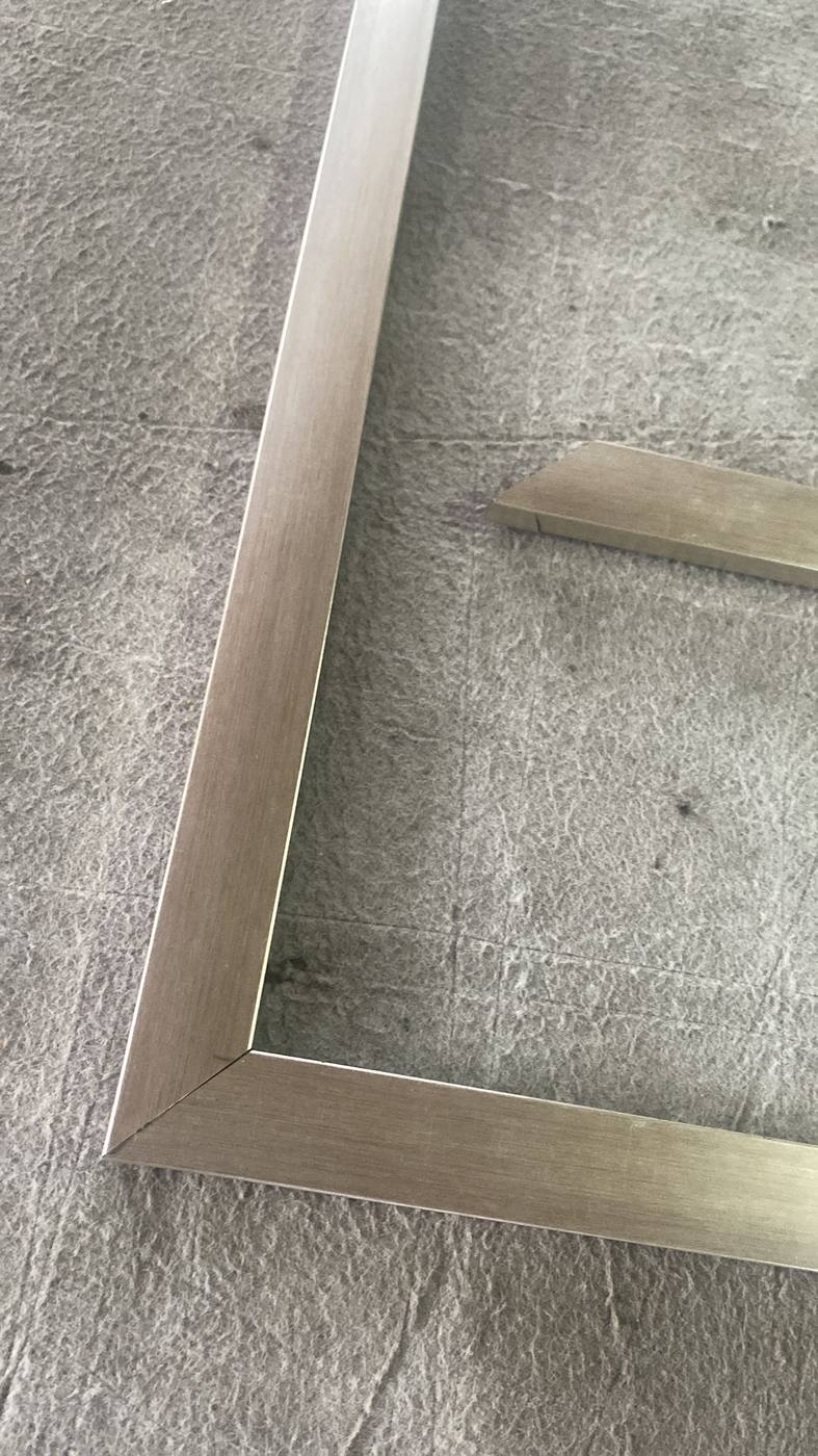 Şampanya renkli metal resim çerçevesi köşe birleşimi detayı
